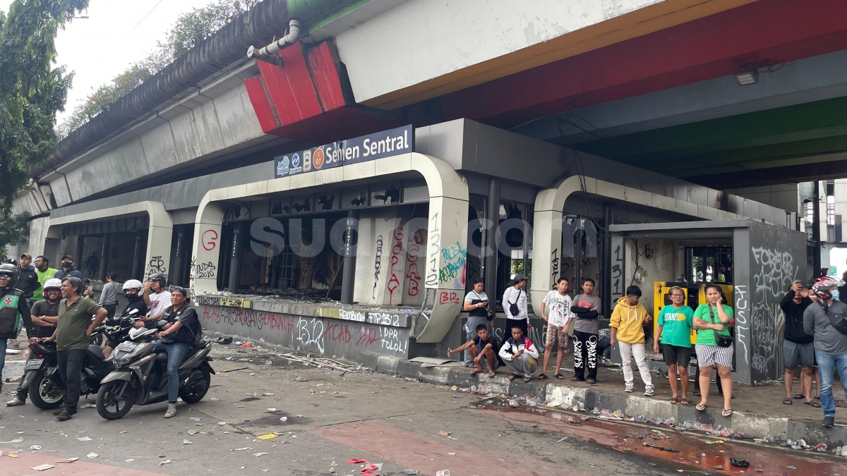 Penampakan Sisa Kebakaran Halte Transjakarta Senen : Pecahan Kaca hingga Lift Rusak Parah!