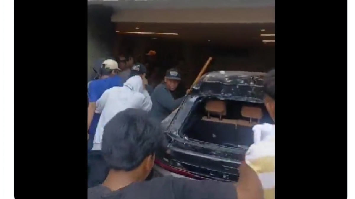 Brutal! Mobil Mewah Ahmad Sahroni Dihancurkan Massa di Garasi Rumahnya