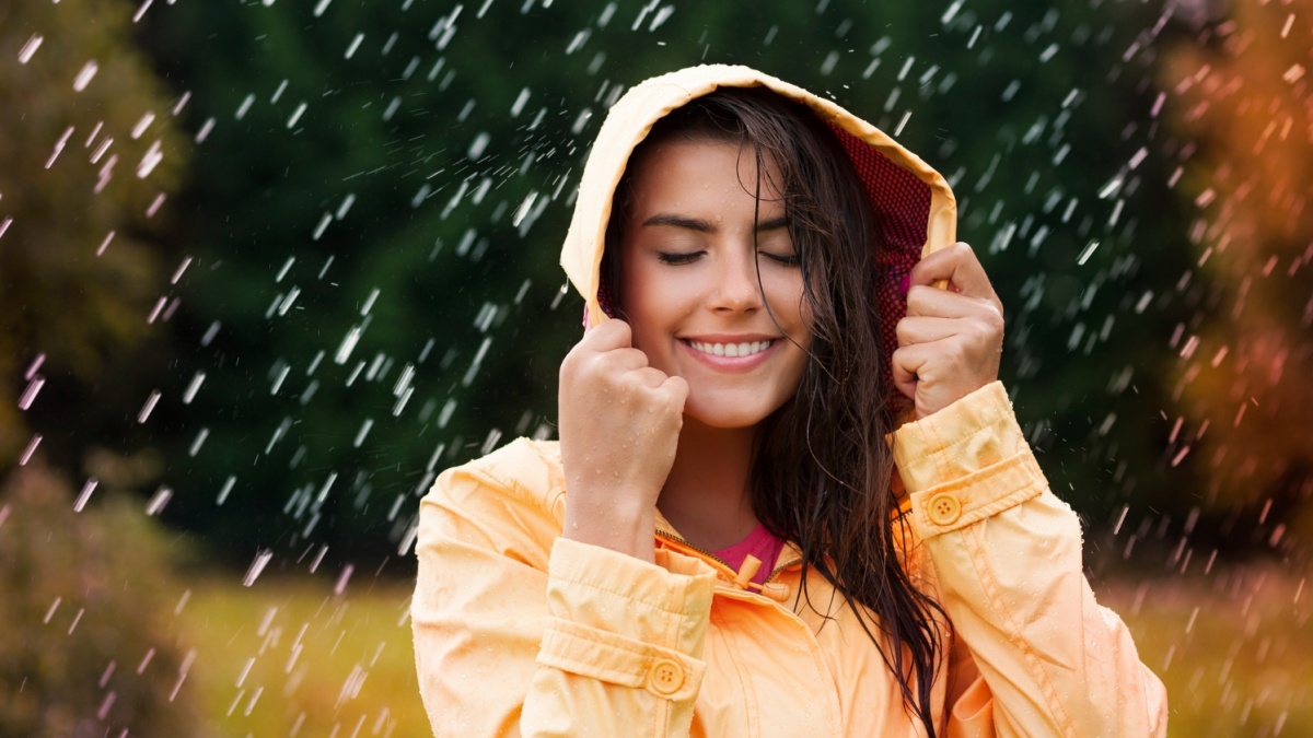 7 Rekomendasi Parfum yang Cocok Dipakai Saat Hujan, Wangi Hangat Tahan Lama