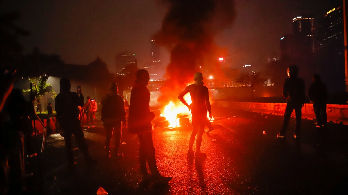 Jakarta Timur Mencekam: Kantor Polres Dibakar, 5 Polsek Diserang Serentak