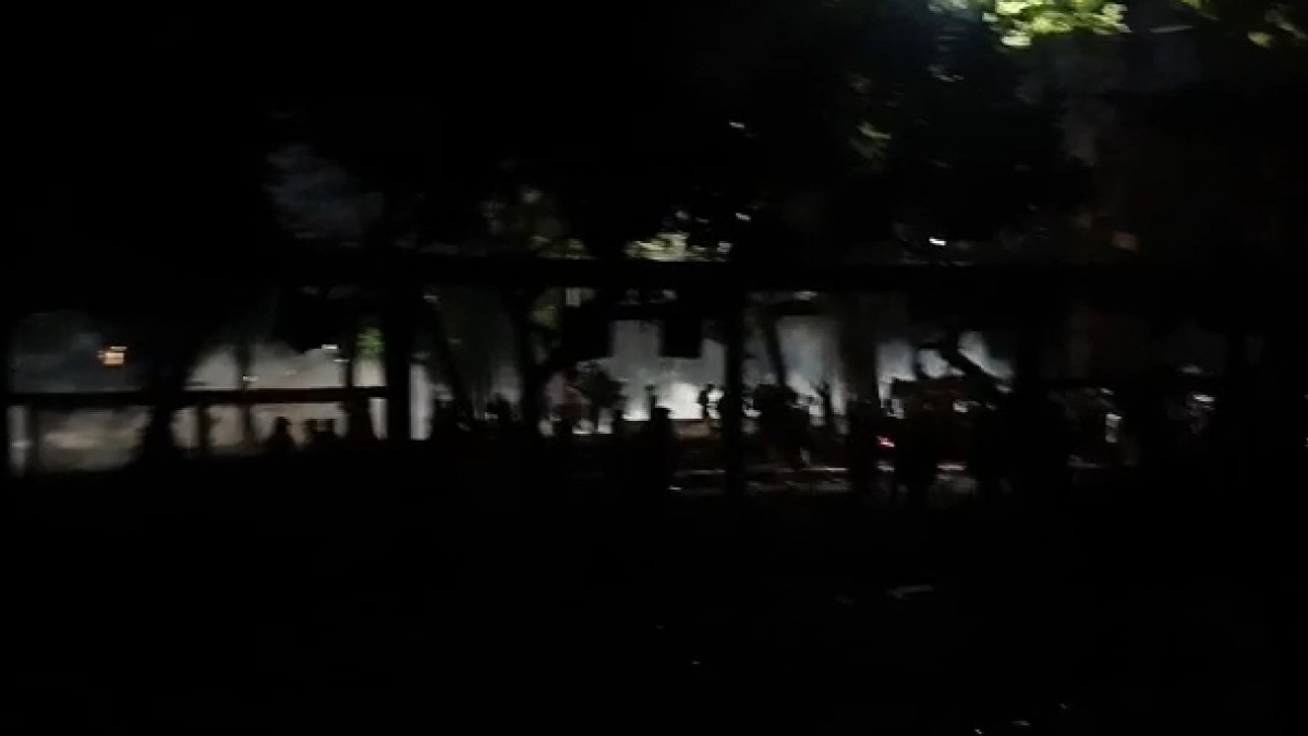 Malam Horor di Kwitang: Bentrokan Pecah, Lampu Dipadamkan, Massa Kocar-kacir