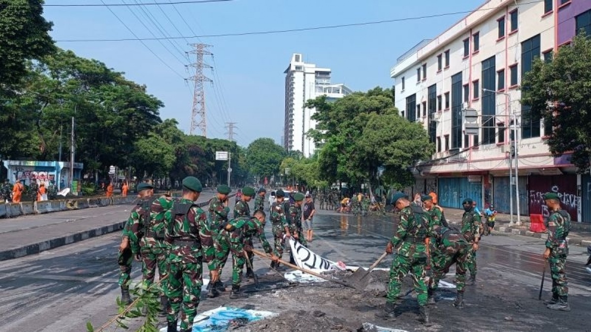 Kala Pasukan TNI Bersih-bersih Puing Kerusuhan di Mako Brimob Kwitang