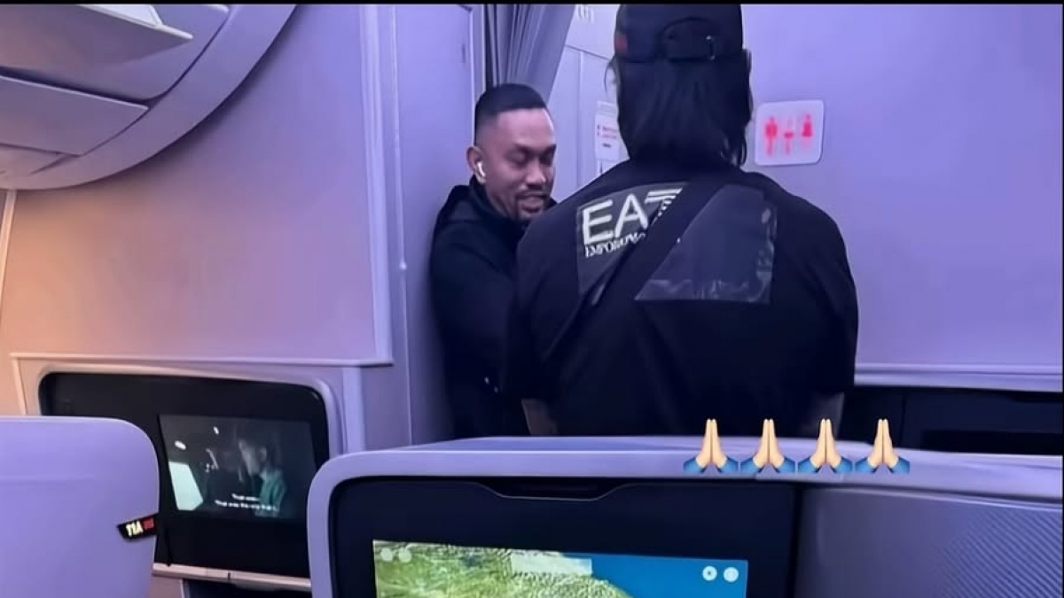 Beredar Potret Ahmad Sahroni Tersenyum di Pesawat Usai Rumahnya Dijarah