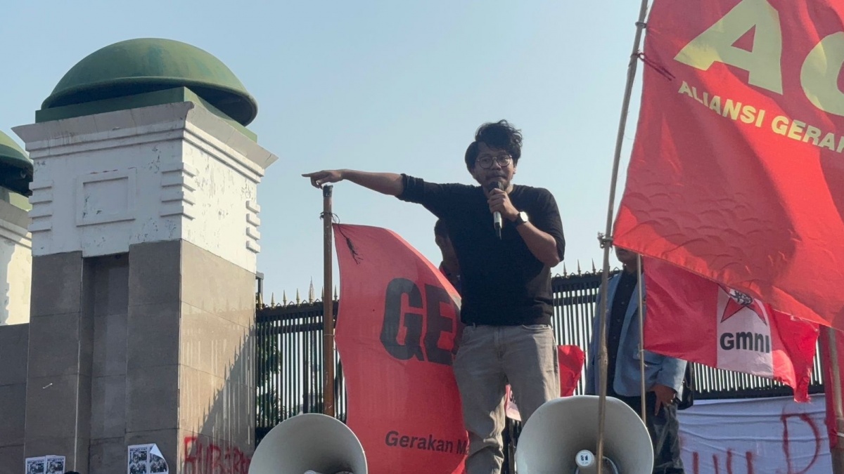 Ferry Irwandi Tunjuk Gedung DPR Saat Orasi: 'Penjahatnya Bukan Kita, Tapi Mereka!'