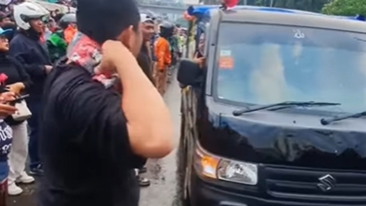 Bukan Cuma Ambulans, Suzuki Carry Ini Punya 'Hak Istimewa' di Tengah Lautan Massa Demonstrasi