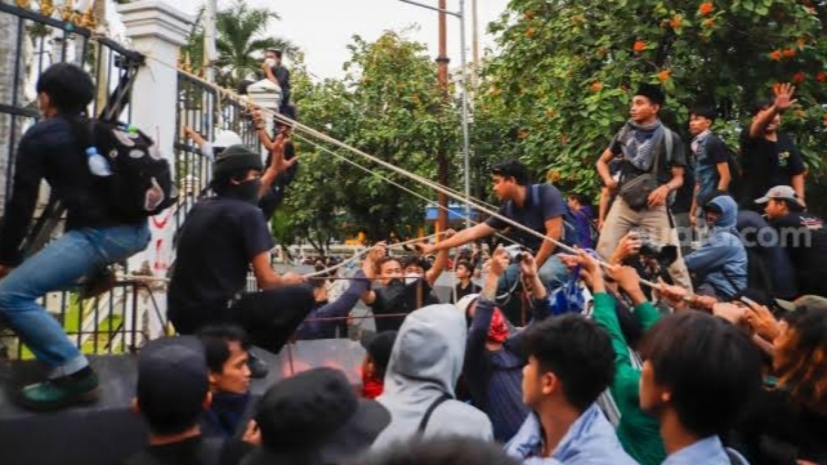 CEK FAKTA: Benarkah 10 Brimob Tewas Saat Pengamanan Demo?