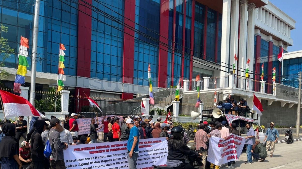 Jelang Vonis Razman Arif Nasution, Para Pendukung Bawa Spanduk dan Orasi di Depan PN Jakarta Utara