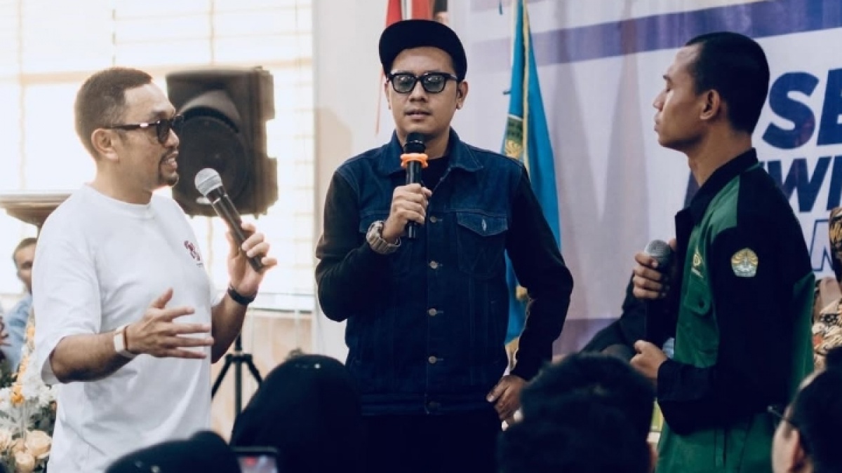 Momen Ahmad Sahroni dan Mahasiswa Unri Khariq Anhar di Sebuah Acara