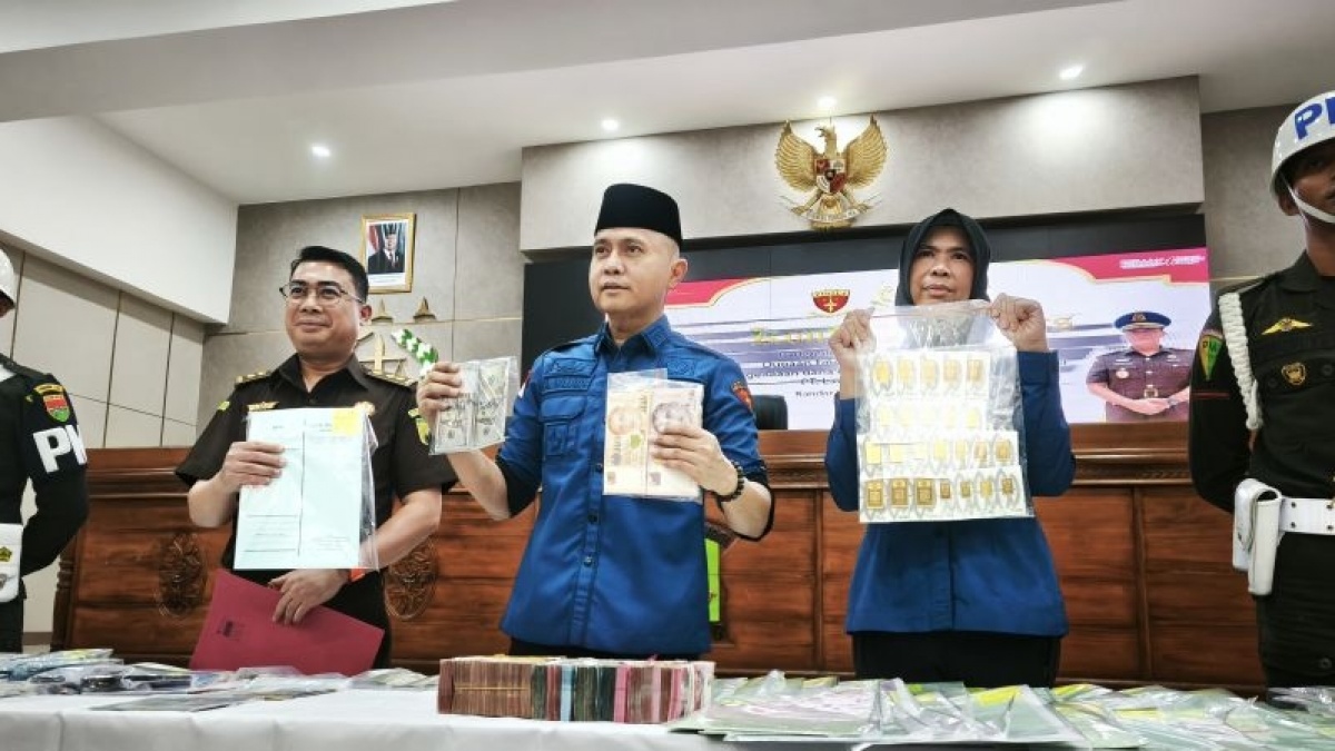 Mantan Gubernur Lampung Diperiksa Dugaan Korupsi Dana PI 10 Persen, 7 Mobil Disita