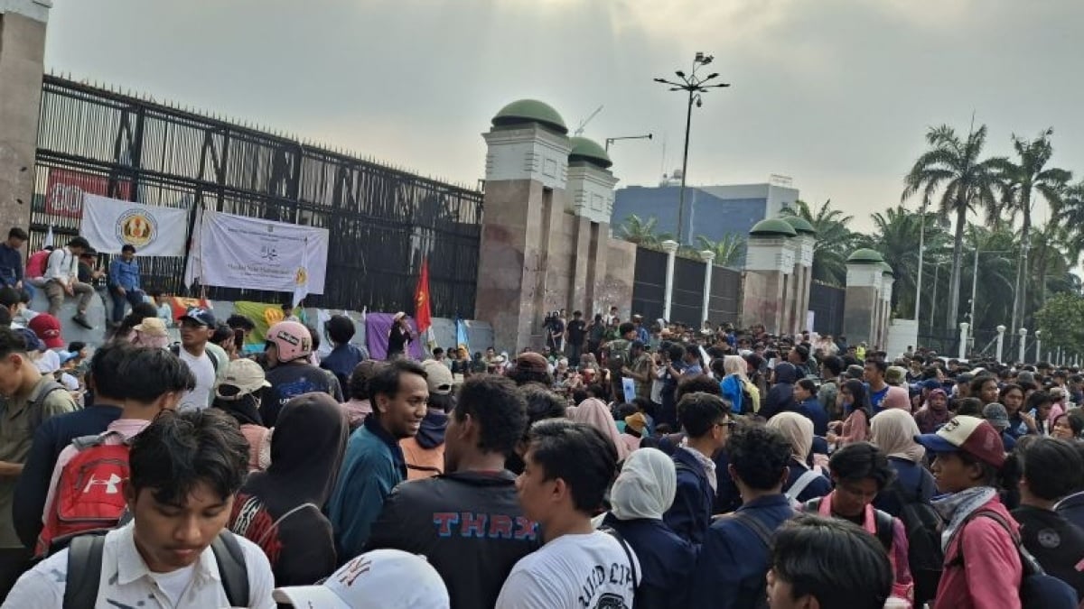 Deadline Tiba! Mahasiswa Unpad Geruduk DPR Desak Pemerintah Penuhi Tuntutan 17+8
