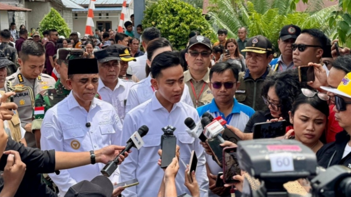 Gibran Dikritik Habis: Sibuk Bagi Sembako, Padahal Aksi Demonstrasi Memanas