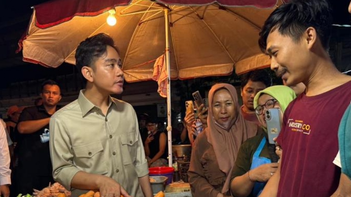 Gibran Tinjau Pasar Cipulir Malam Hari, Tiru Gaya Jokowi?