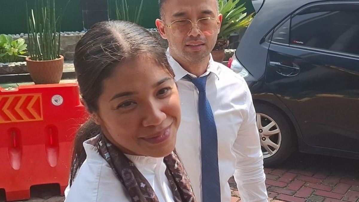 Bawa Rantang Isi Samosa, Momen Haru Franka Franklin Saat Jenguk Nadiem Makarim di Rutan
