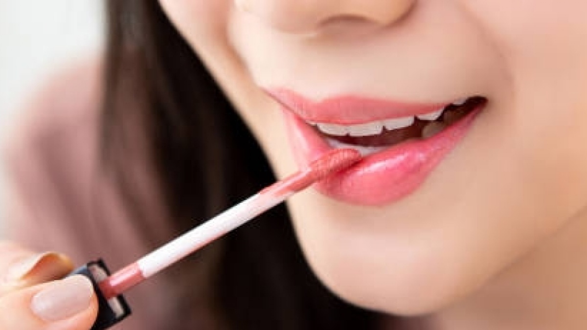 5 Rekomendasi Liquid Lipstick dengan Hasil Glossy yang Tahan Lama, Tak Perlu Repot Touch Up