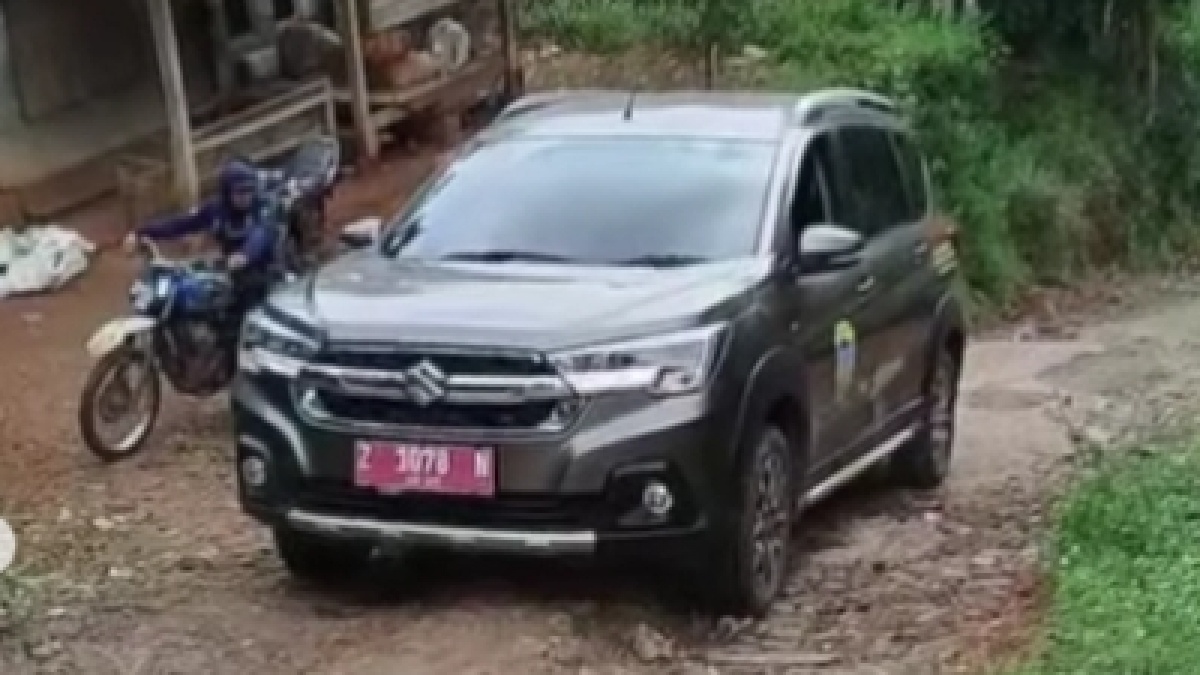 Karma Instan! Viral Momen Mobil Dinas Terjebak di Jalan Rusak, Warga Cuek: Biar Merasakan