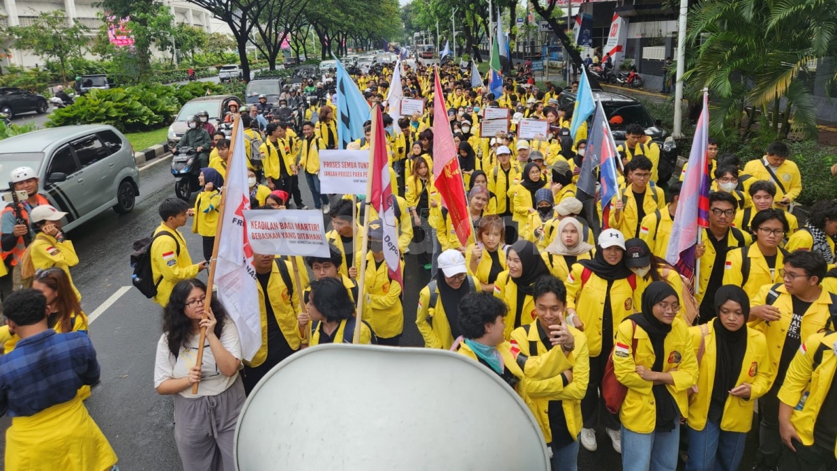 FMN Aksi Anti Fasis di DPR, Tuntut Bebaskan 3.195 Demonstran Korban 'Razia Agustus'