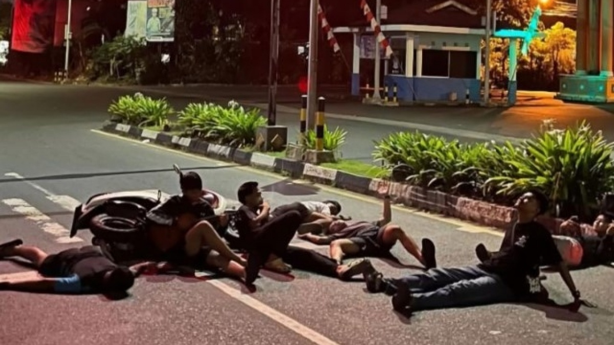 Viral! Tren Foto Tengah Malam di Jalan Raya