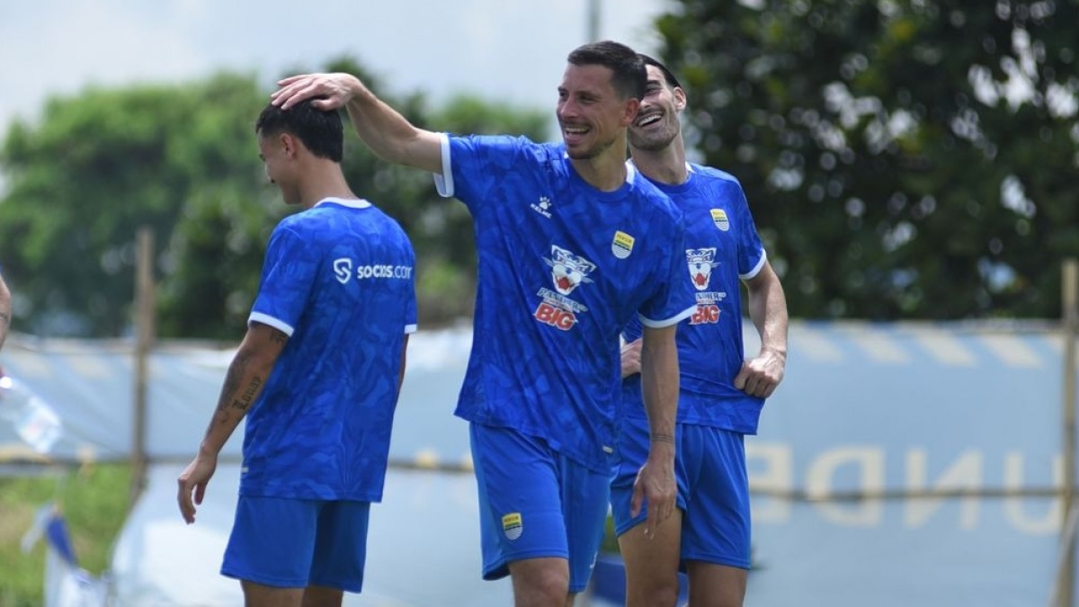 Detik-detik Thom Haye Cetak Gol dari Setengah Lapangan
