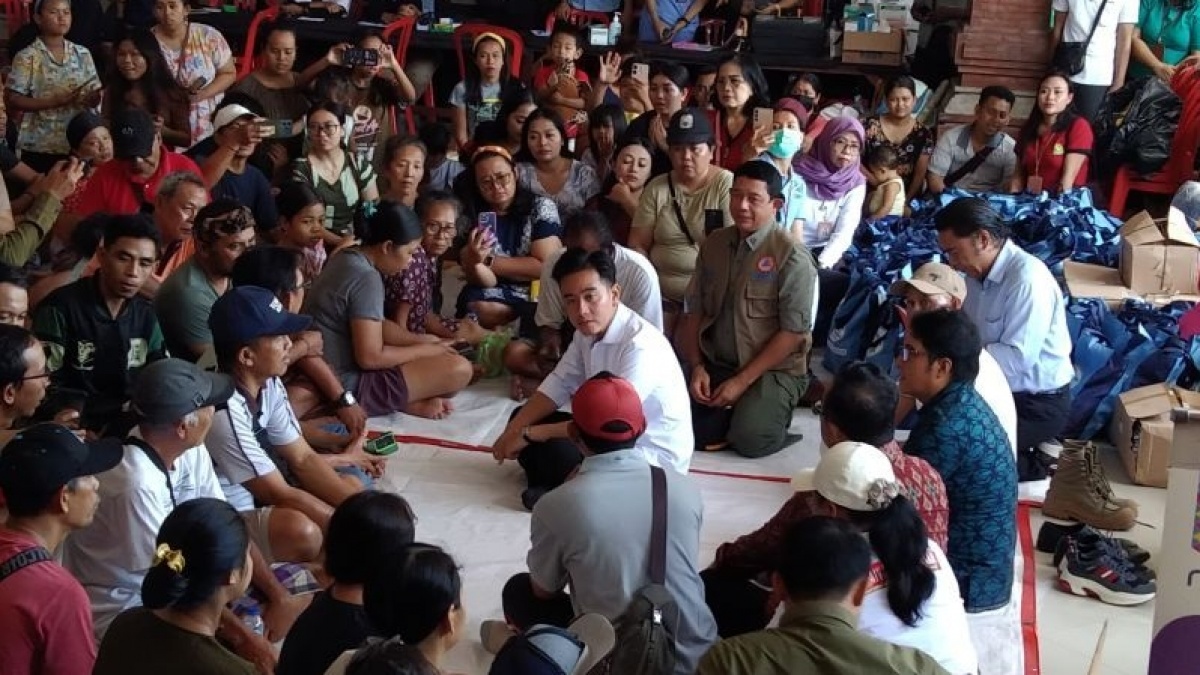 Duduk Bersila dengan Warga, Wapres Gibran Beri Solusi dan Bantuan Bagi Korban Banjir Denpasar