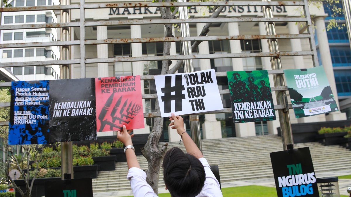 'Kemunduran Kronis!' Ahli di MK Bongkar Arus Balik Repolitisasi Militer di Indonesia
