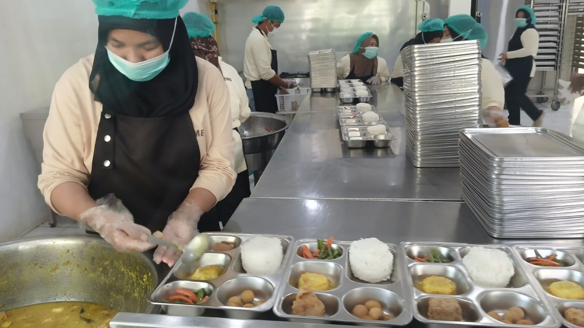Ramai Siswa Keracunan, Bagaimana Cara Kerja SPPG Sediakan Menu MBG?