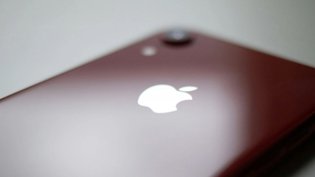 iPhone Lipat Pertama Resmi Pakai Nama 'iPhone Ultra', MacBook Layar Sentuh Menyusul?