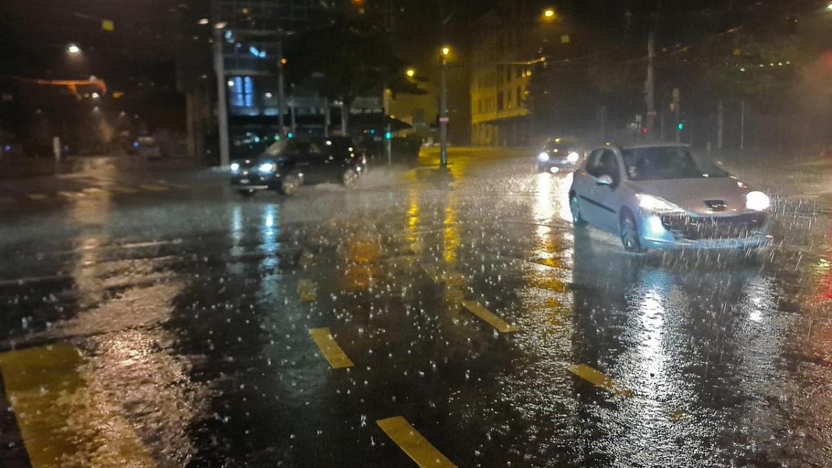 Waspada! Hujan Petir dan Angin Kencang Mengancam Jakarta Siang Ini
