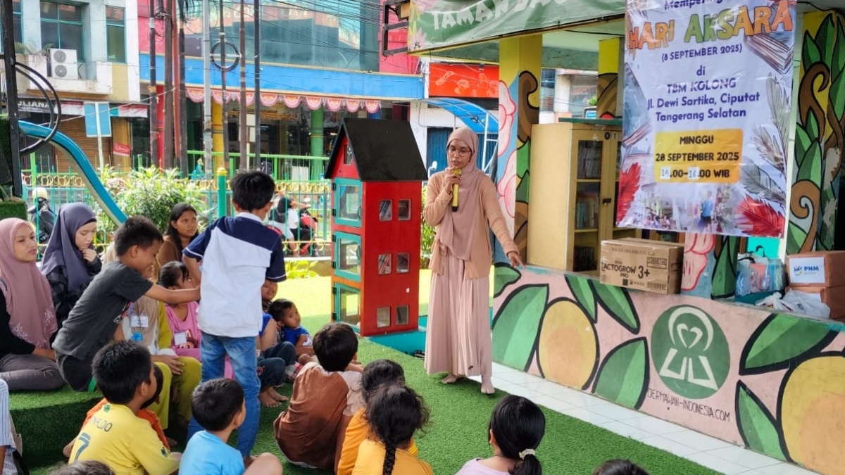 Dari Buku Lahir Harapan, Anak TBM Kolong Ciputat Gembira Bersama PNM Peduli