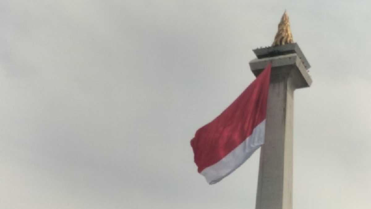 Bendera Merah Putih Robek di Puncak Monas Saat Gladi HUT TNI, Kapuspen: Bahan Kain Kurang Bagus
