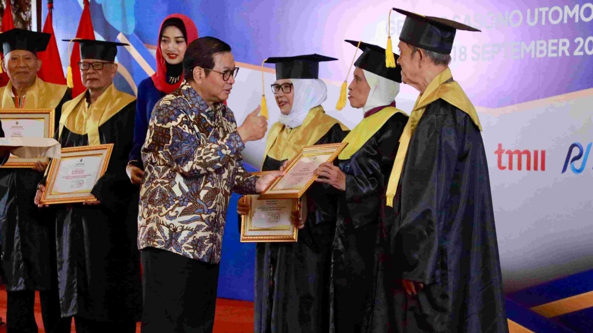 Keseruan Oma Ilah dan Opa Sutarto Ikut Sekolah Lansia