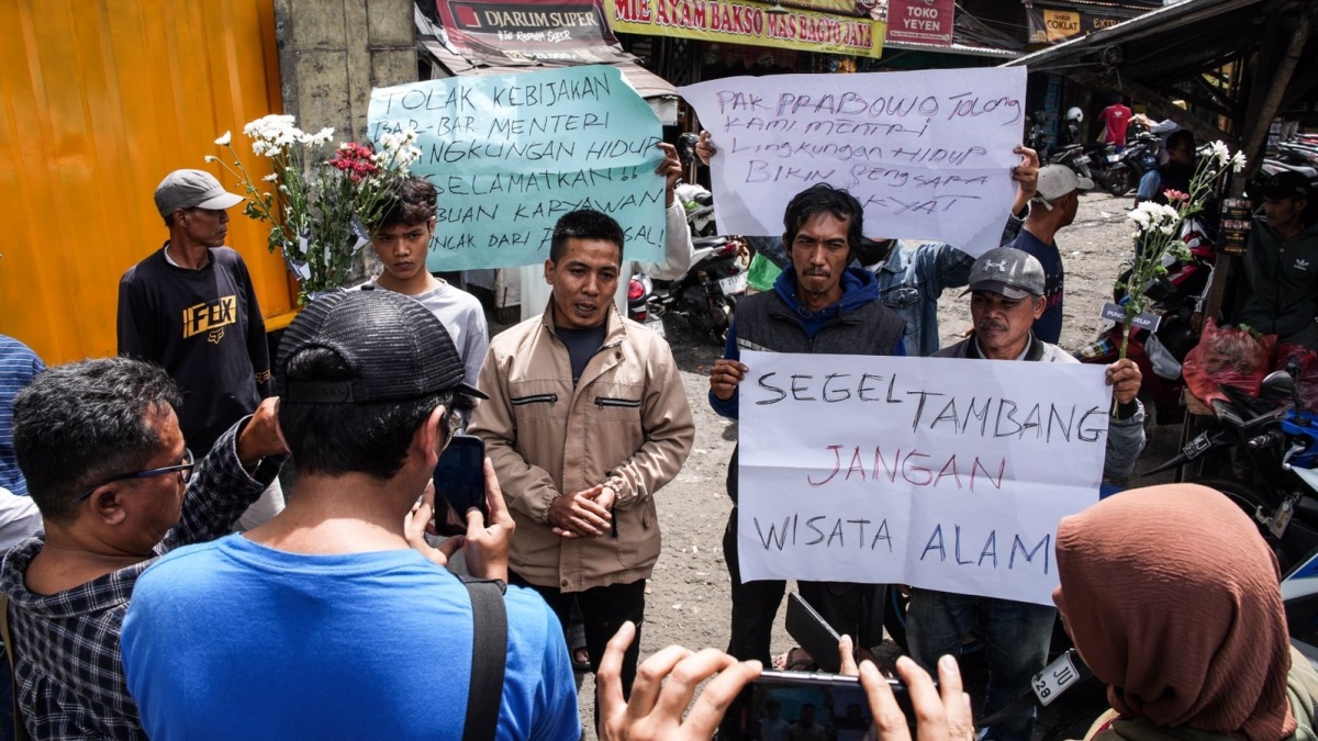 "Segel Tambang, Bukan Wisata Alam": Warga Puncak Sampaikan Protes ke Menteri LH