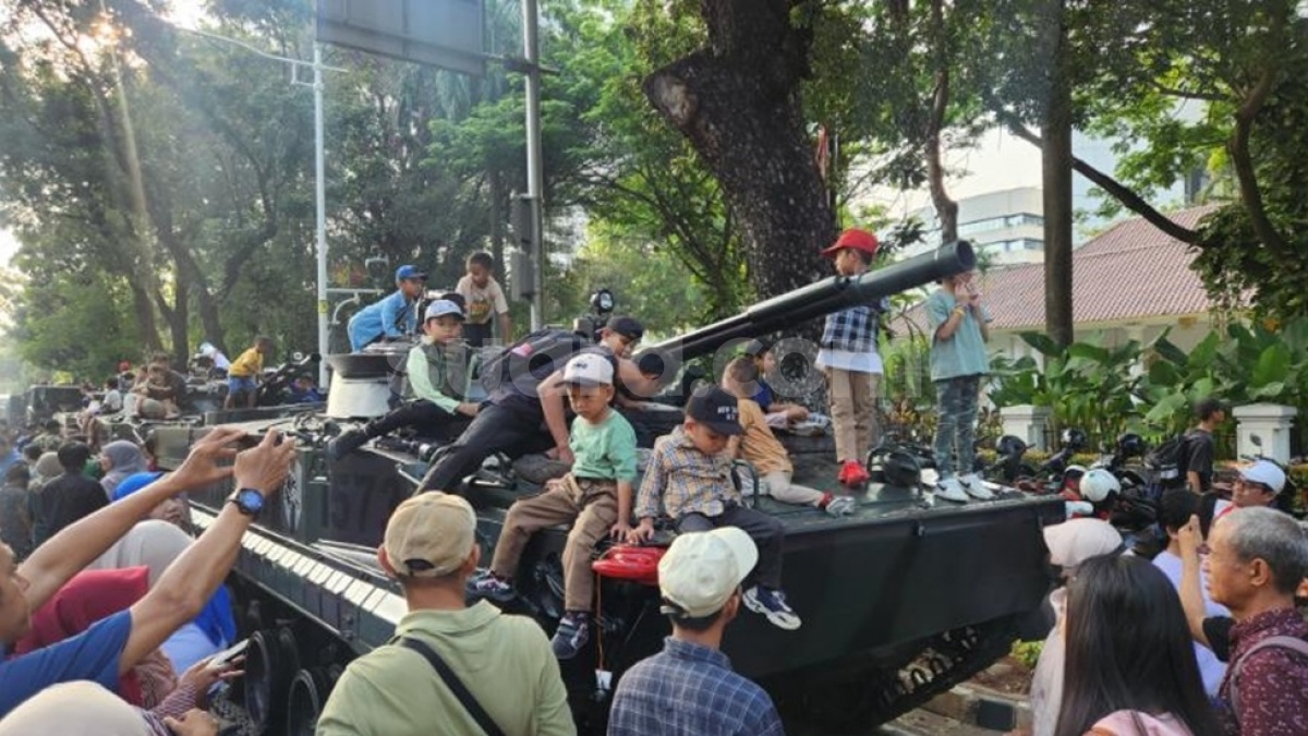Monas Dibanjiri Warga, Tank Tempur Jadi Rebutan Spot Foto untuk Anak-Anak di HUT ke-80 TNI