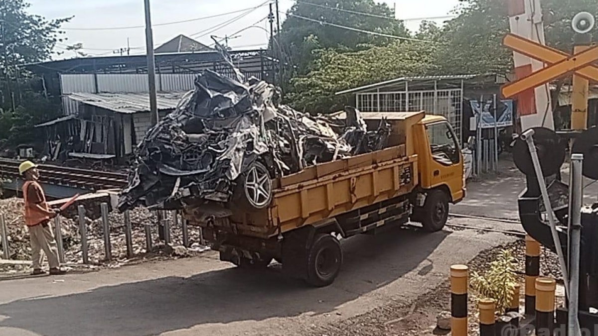 Penampakan Mobil Pengasuh Ponpes Al Khoziny usai Tertimpa Musala Roboh, Harganya Rp1 M?