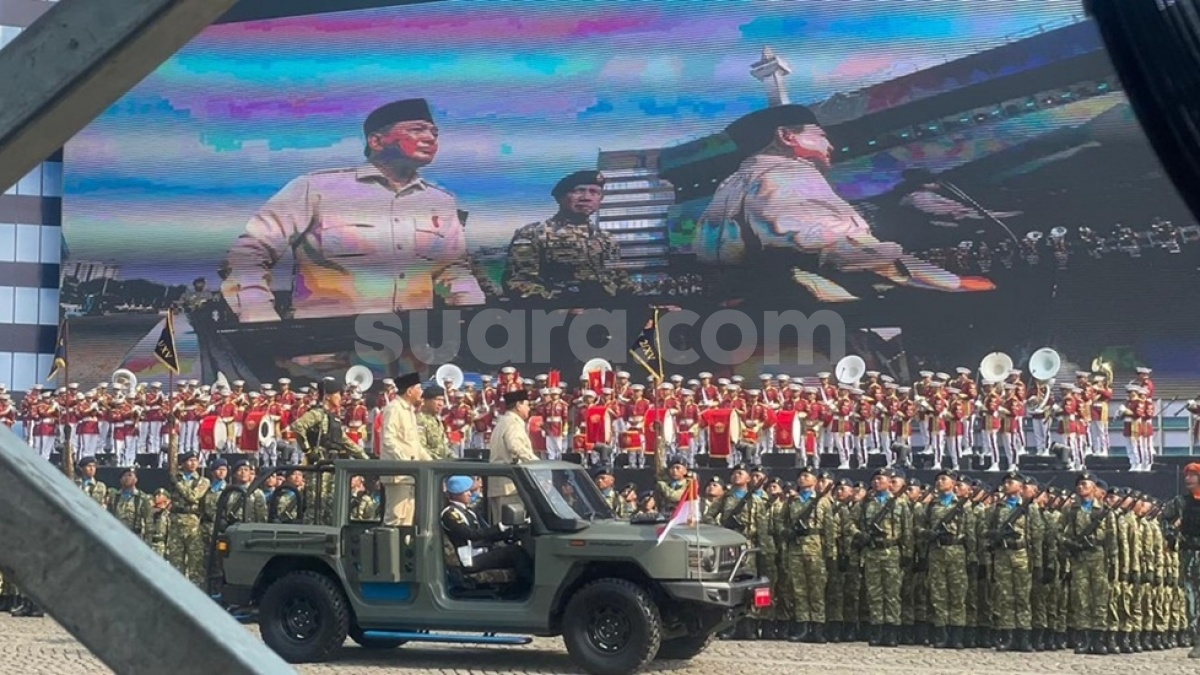 HUT TNI ke-80 di Monas, Warga Berebut Foto Saat Prabowo Melintas Naik Maung Putih