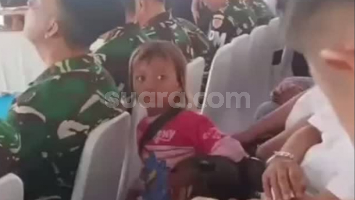Viral! Gadis Cilik Masuk ke Acara HUT TNI dan Minta-minta, Warganet Ini Malah Bicara 'Pesan Tuhan'