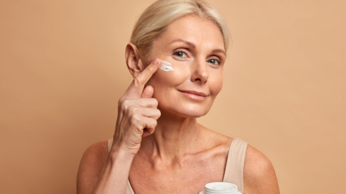 7 Sunscreen Terbaik untuk Flek Hitam Usia 50 Tahun, Atasi Garis Penuaan
