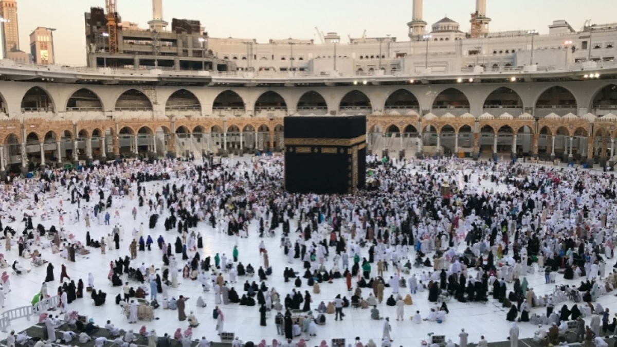 Terekam CCTV Keluar Hotel Sendirian, Jemaah Haji Indonesia Hilang Misterius di Makkah