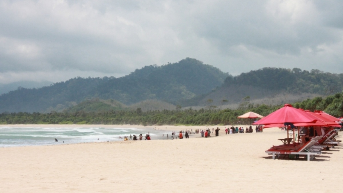 Pantai Pulau Merah: Kombinasi antara Sunset Indah dan Berselancar