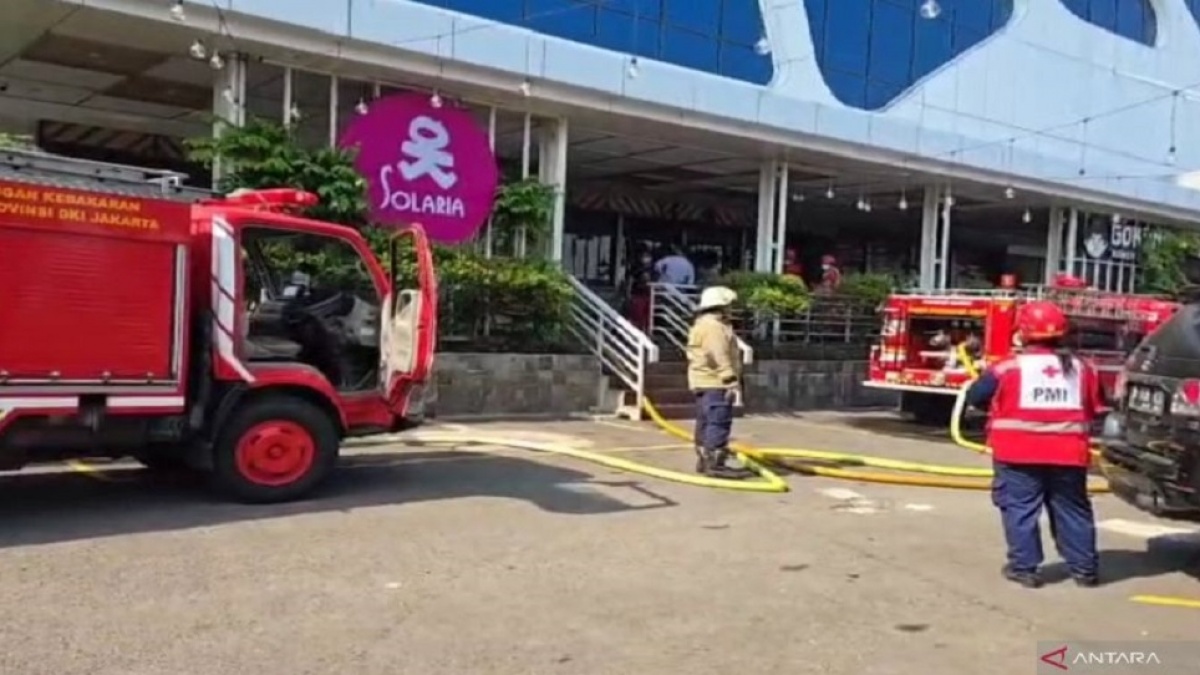 Solaria di Mal Ciplaz Klender Terbakar, Kebakaran Diduga Berawal dari Mesin Chiller