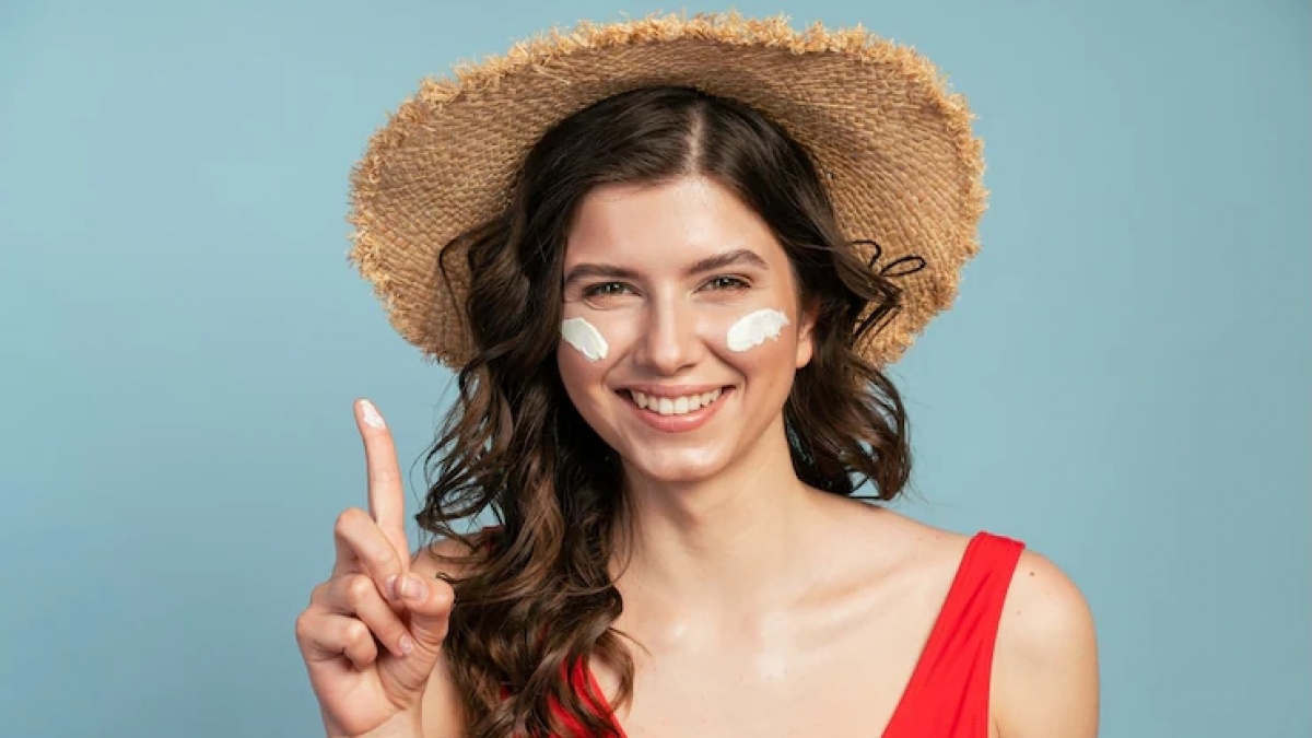 Physical atau Hybrid Sunscreen, Mana yang Lebih Bagus untuk Usia 40 Tahun ke Atas?
