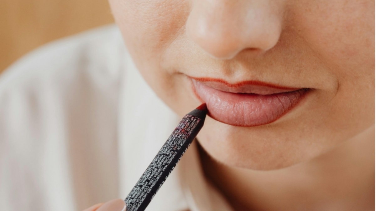 5 Lip Liner untuk Bibir Tebal dan Gelap, Ini Triknya Biar Tidak Menor