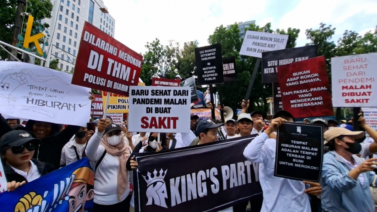 Tolak Larangan Merokok di Tempat Hiburan, Ratusan Pengusaha dan Karyawan Demo di DPRD DKI
