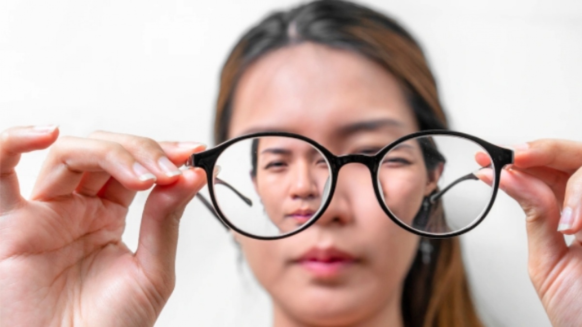 Cara Aman Mencegah Mata Minus Semakin Parah, Ada Rekomendasi Makanan dari Dokter