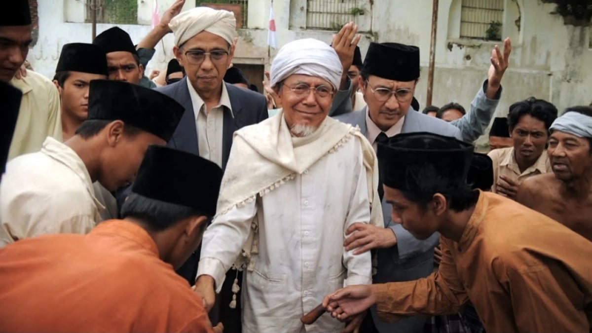Viral Adab Santri, Beda Tipis dengan Siswa Jepang Hormat Guru?