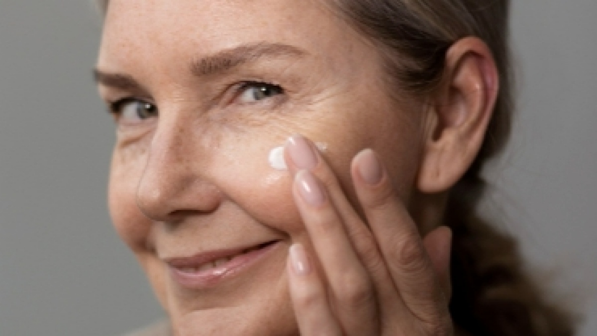 7 Rekomendasi Sunscreen Skintific untuk Flek Hitam Usia 40 Tahun ke Atas