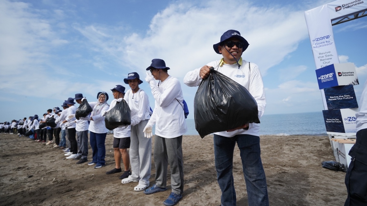 Telkom Kumpulkan 1,4 Ton Sampah dalam Kegiatan Aksi Bersih Pantai