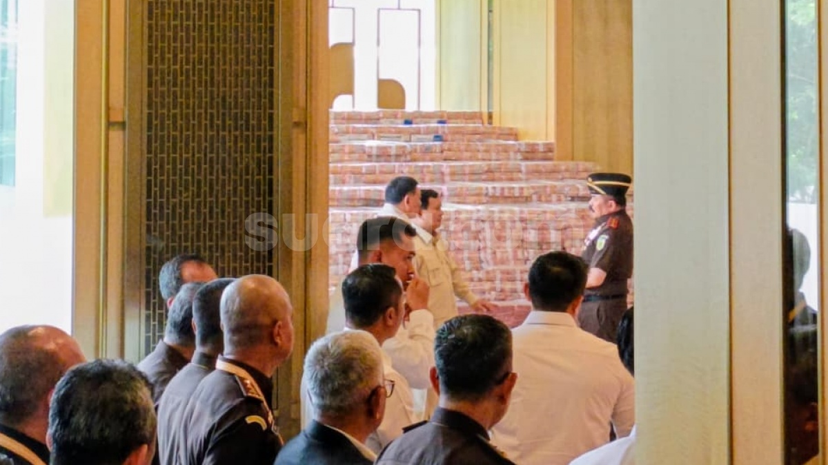 Saksikan Penyerahan Rp13,2 Trilun, Prabowo dan Jaksa Agung Bincang di Hadapan Tumpukan Uang 2 Meter