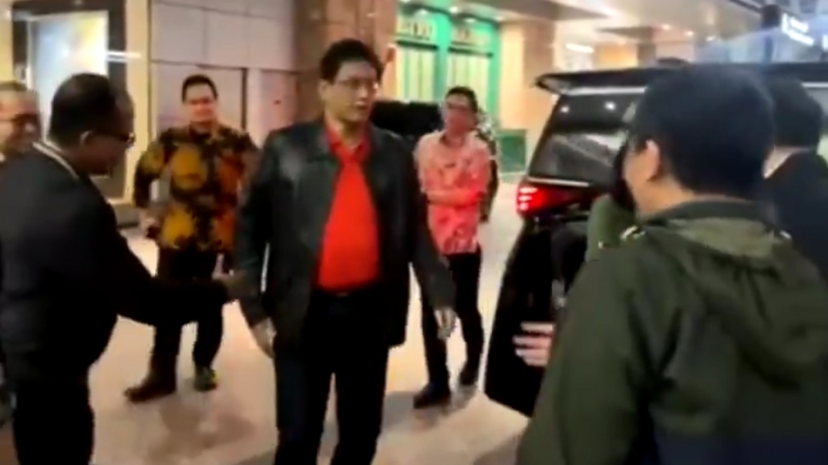 Viral Menkeu Purbaya Cueki Uluran Tangan Kepala Biro Kemenkeu, Netizen Heboh!