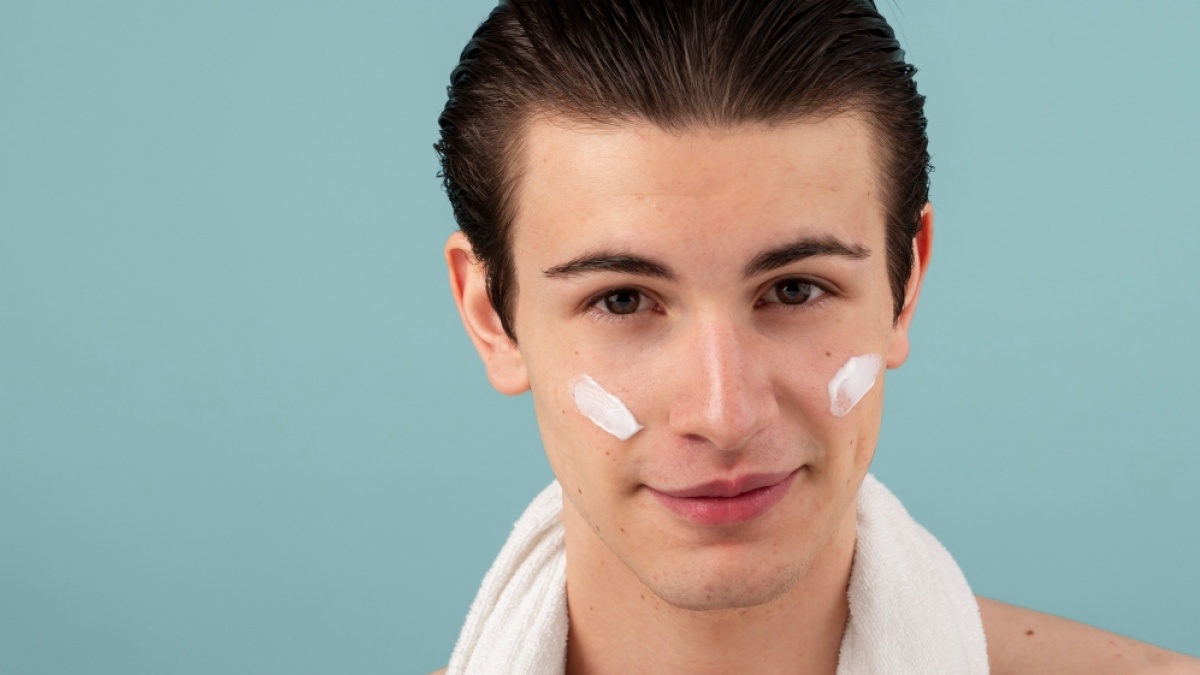 5 Sunscreen Pria Bebas Whitecast: Aman untuk Aktivitas Padat Seharian