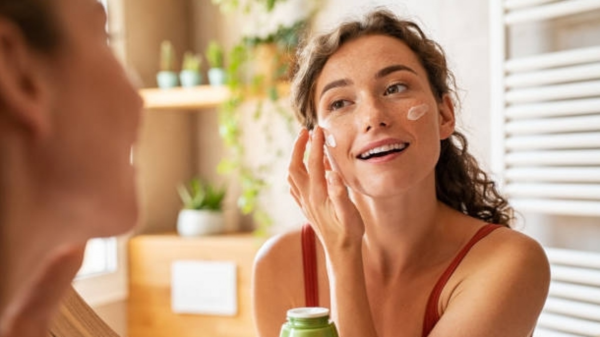 Flek Hitam Sudah Muncul di Usia 30-an? Ini 5 Rekomendasi Moisturizer Untuk Menghilangkannya